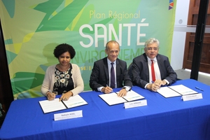 signature de la charte partenariale par Mme NOEL (Région Réunion), M. ARMAND (SGAR) et M. MAURY (ARS) en grand format (nouvelle fenêtre)